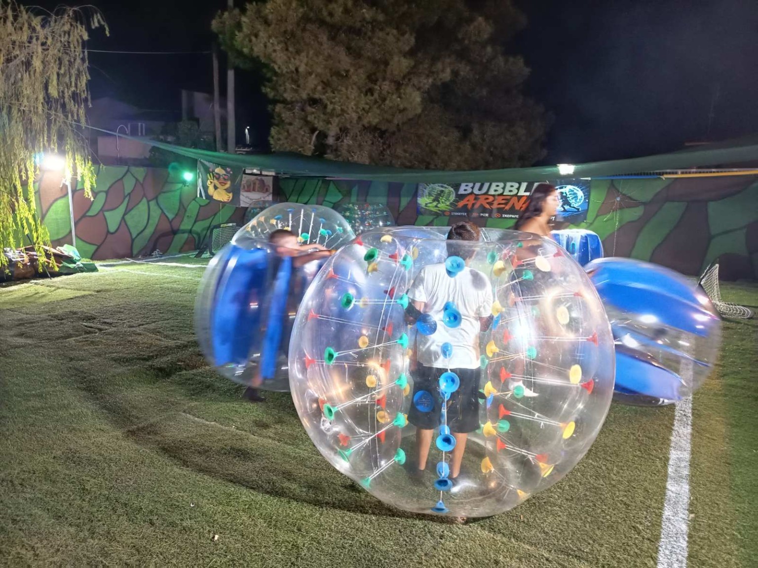 Παιδιά παίζουν στην Bubble Arena του Xylino